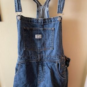 LEVI Shorts Overall / size med / like NEW